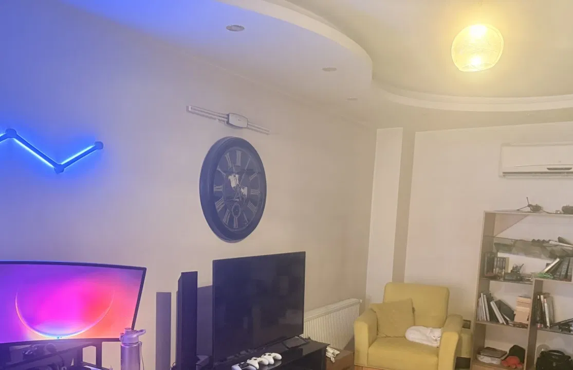 Ảnh chụp phòng khách với ống kính bẩn (Ảnh: Internet)