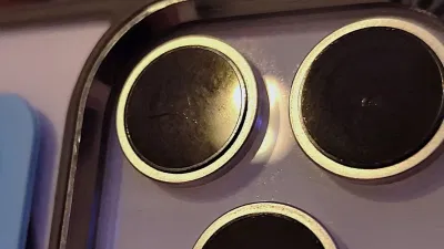 Ống kính camera điện thoại bị bám bẩn (Ảnh: Internet) Ống kính camera điện thoại bị bám bẩn (Ảnh: Internet)
