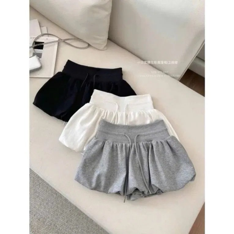 Chân váy bí ngô hiện đại được thiết kế với chất liệu tơ tằm, gân xốp hoặc taffeta cao cấp đã đủ tạo nên độ phồng hoàn hảo