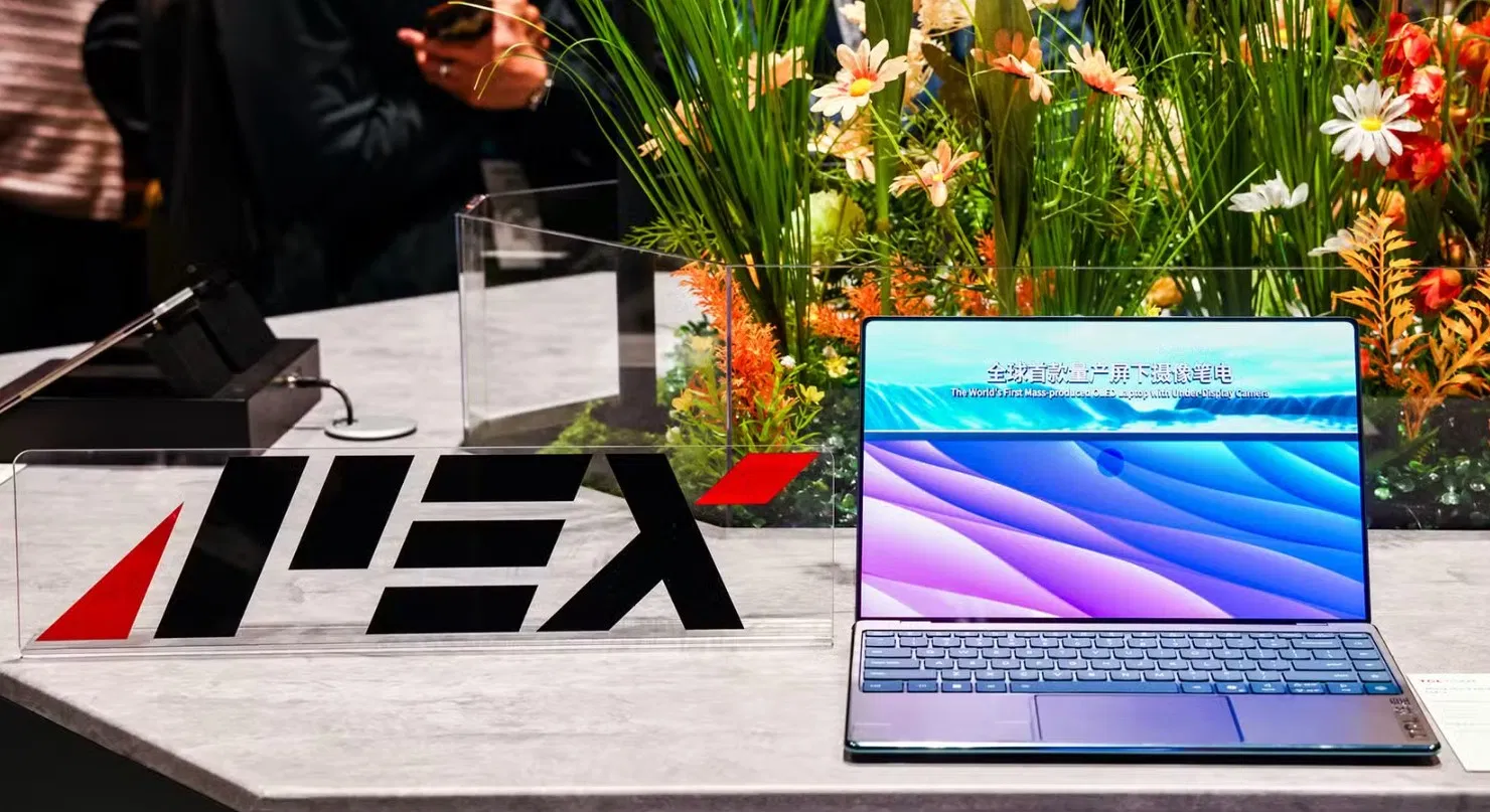 Mẫu laptop với màn hình APEX của TCL CSOT (Ảnh: Internet) Mẫu laptop với màn hình APEX của TCL CSOT (Ảnh: Internet)