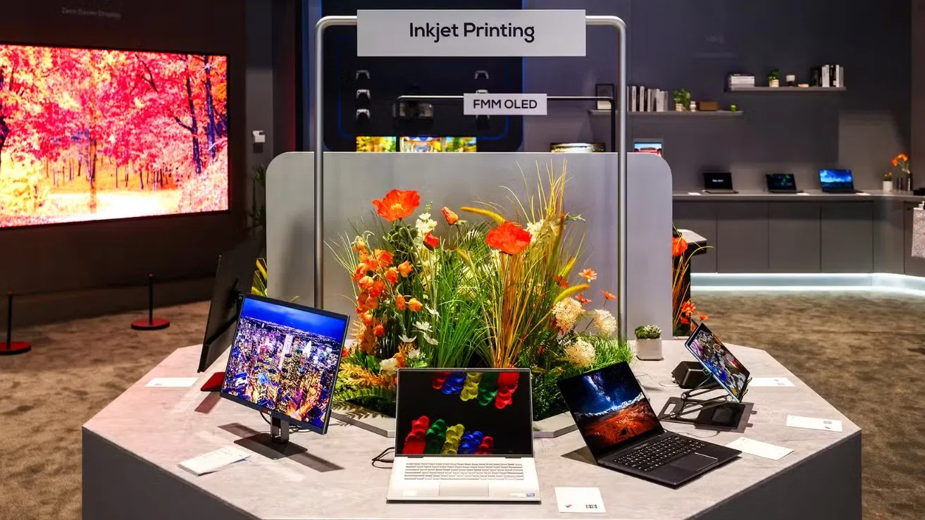 Các mẫu màn hình và laptop được trưng bày tại sự kiện (Ảnh: Internet)