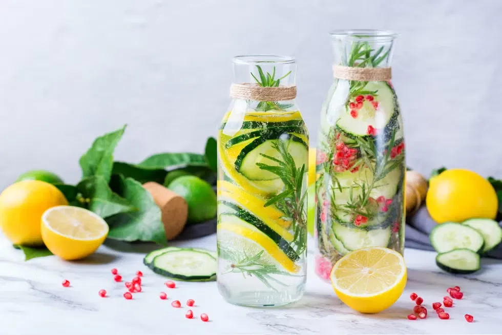Nước detox giải độc được tạo ra bằng cách ngâm trực tiếp thực phẩm nguyên chất như trái cây và thảo mộc vào nước