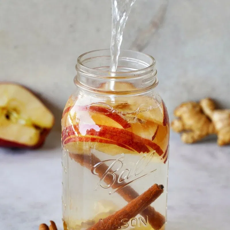 Nước detox táo và quế