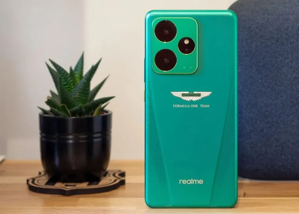 Điện thoại realme GT7 Dream Edition màu xanh lá cây (Ảnh: Internet)
