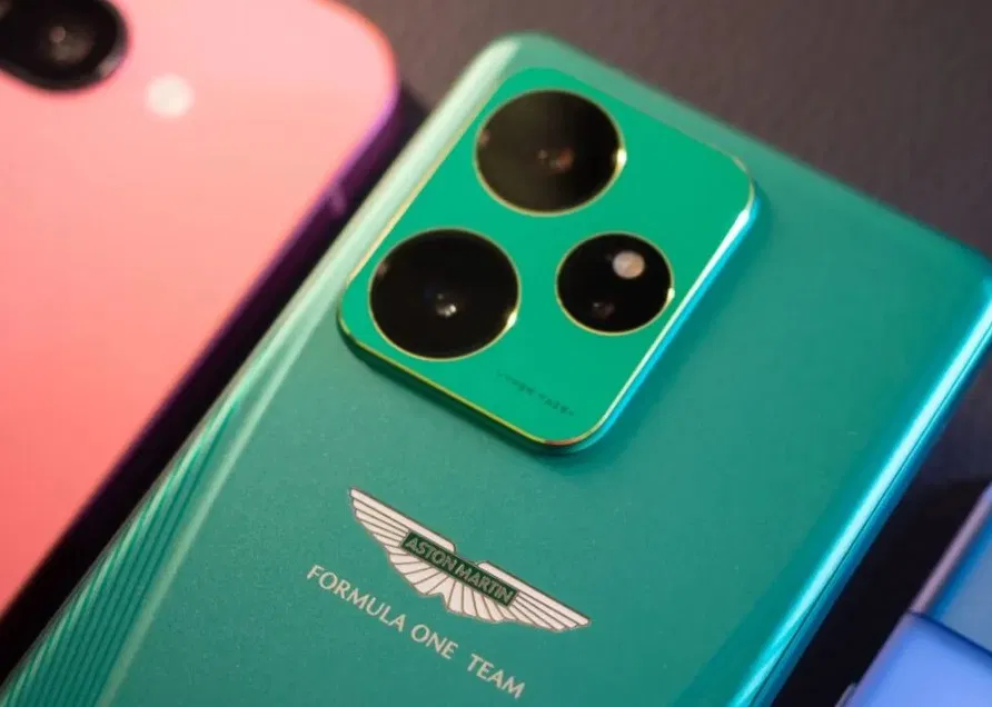 Điện thoại realme GT7 Dream Edition màu xanh lá cây (Ảnh: Internet)