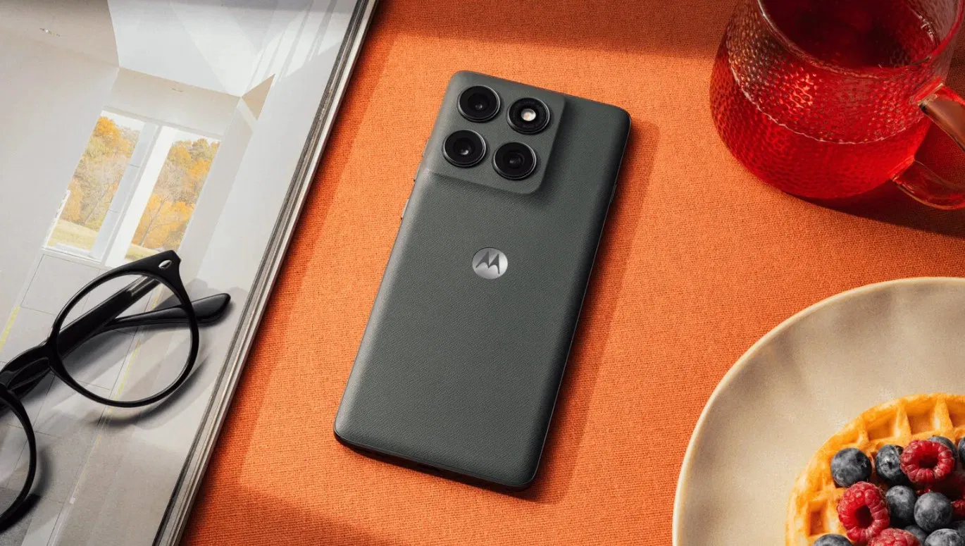 Điện thoại Motorola Edge phiên bản màu Deep Forest (Ảnh: Internet)