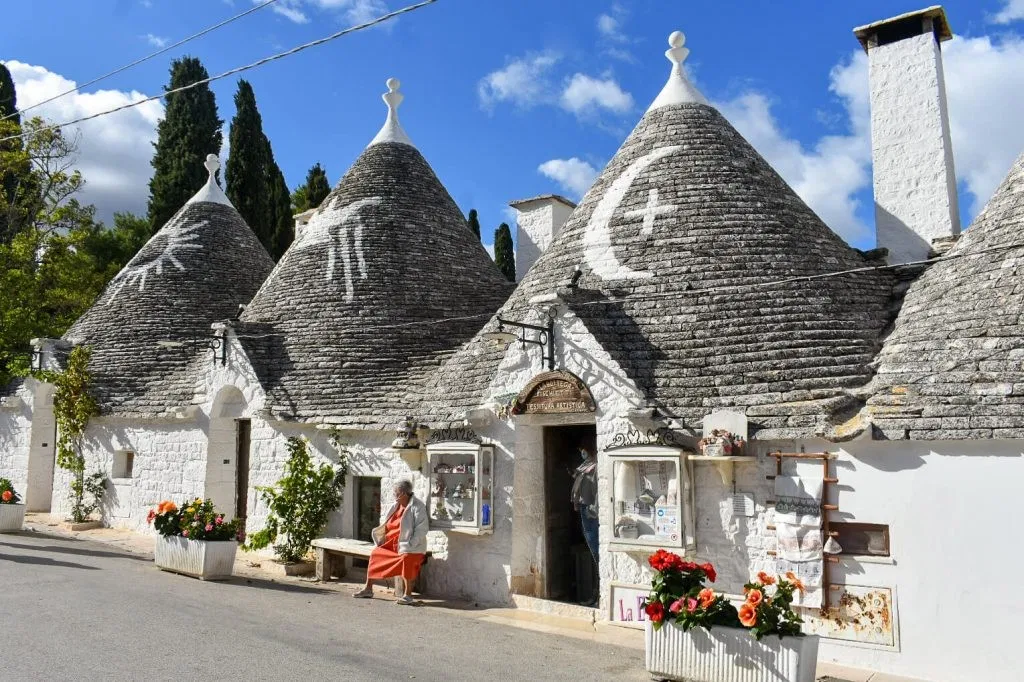 một ngôi làng nhỏ tên là Alberobello, nơi những ngôi nhà hình chóp bằng đá vôi trắng xếp lớp nhau như nấm