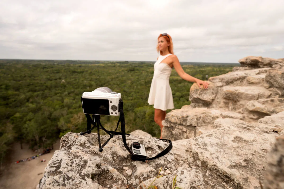 Mua một cuốn sách hay và đọc chậm rãi mỗi ngày trong chuyến đi, khi ngồi trên xe bus, máy bay hay taxi...