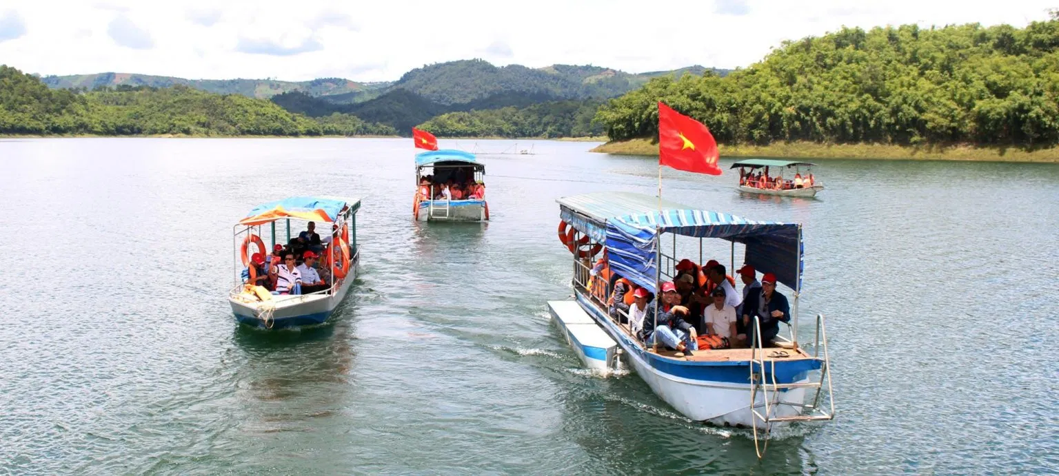 Du ngoạn bằng thuyền giữa lòng hồ Tà Đùng (Nguồn: Internet)