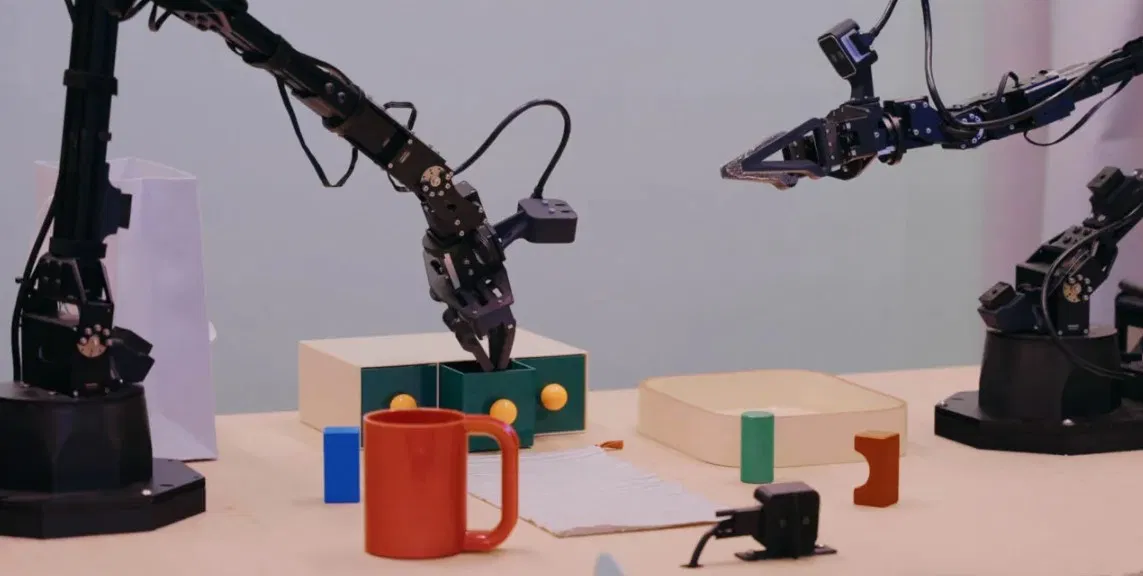Cánh tay robot tại Google I/O 2025 (Ảnh: Internet) Cánh tay robot tại Google I/O 2025 (Ảnh: Internet)