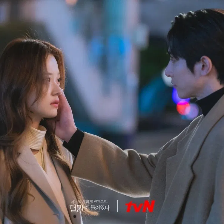 Na Ji Na mạnh mẽ, cá tính bên cạnh một Cha Joo Ik trầm tính, có phần lạnh lùng (Nguồn ảnh: Internet)