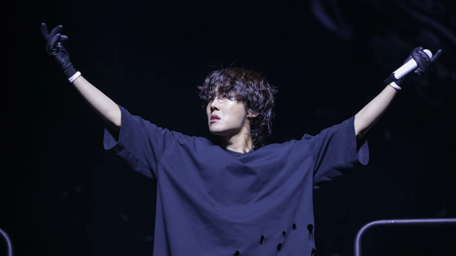 J-Hope tiết lộ về “những nỗi đau trưởng thành” của BTS trong khi làm nhạc solo và thực hiện nghĩa vụ quân sự (Ảnh: Internet)