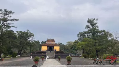 Lăng Minh Mạng nổi tiếng với kiến trúc đối xứng (Nguồn: BlogAnChoi)
