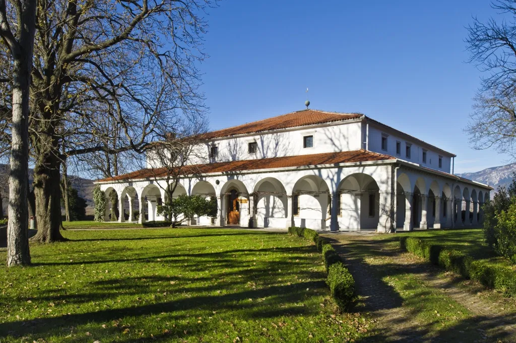 Khám phá Vipava Valley – Viên ngọc ẩn mình của vùng Slovenia ẩm thực Slovenia du lịch châu Âu du lịch Slovenia điểm đến ít người biết Glamping châu Âu hầm rượu Vipava kinh nghiệm kinh nghiệm du lịch Vipava Valley lâu đài Zemono leo núi Nanos mùa thu châu Âu núi Nanos phô mai Tolminc rượu vang trắng Slovenia rượu vang Zelen thị trấn Vipava thung lũng rượu vang trekking Slovenia văn hóa Slovenia Vipava Valley wine trail Slovenia