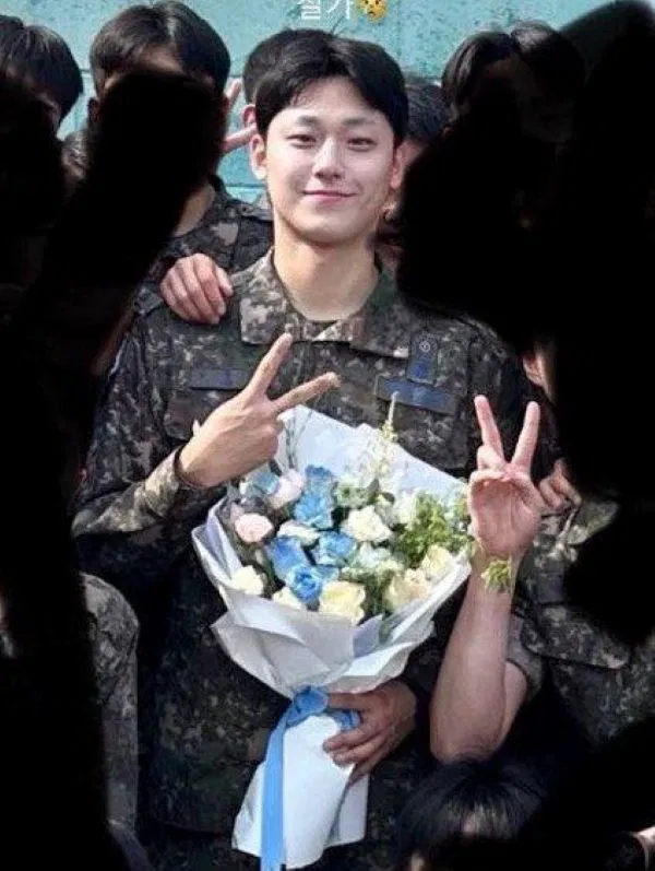 Hình ảnh mới nhất của Lee Dohyun vào ngày xuất ngũ 12/05/2025 (Nguồn ảnh: Internet)