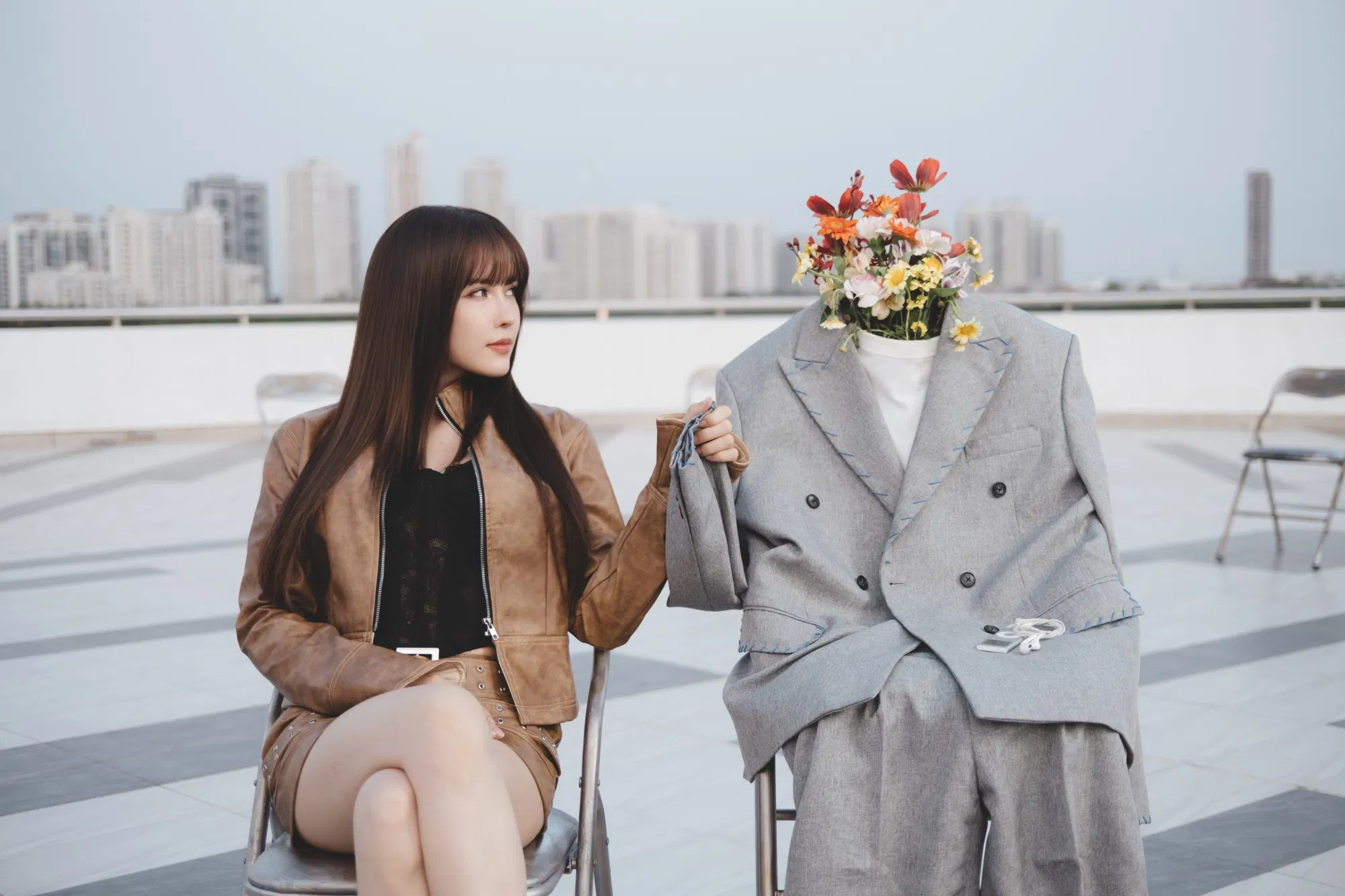 Ca khúc do nhạc sĩ Trid Minh sáng tác, khai thác chủ đề “mối quan hệ mập mờ” với ca từ tinh tế và giai điệu nhẹ nhàng, pha chất hoài niệm