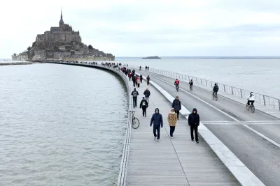 Cầu bộ hành nối đất liền và đảo Mont-Saint-Michel (Ảnh: Internet)