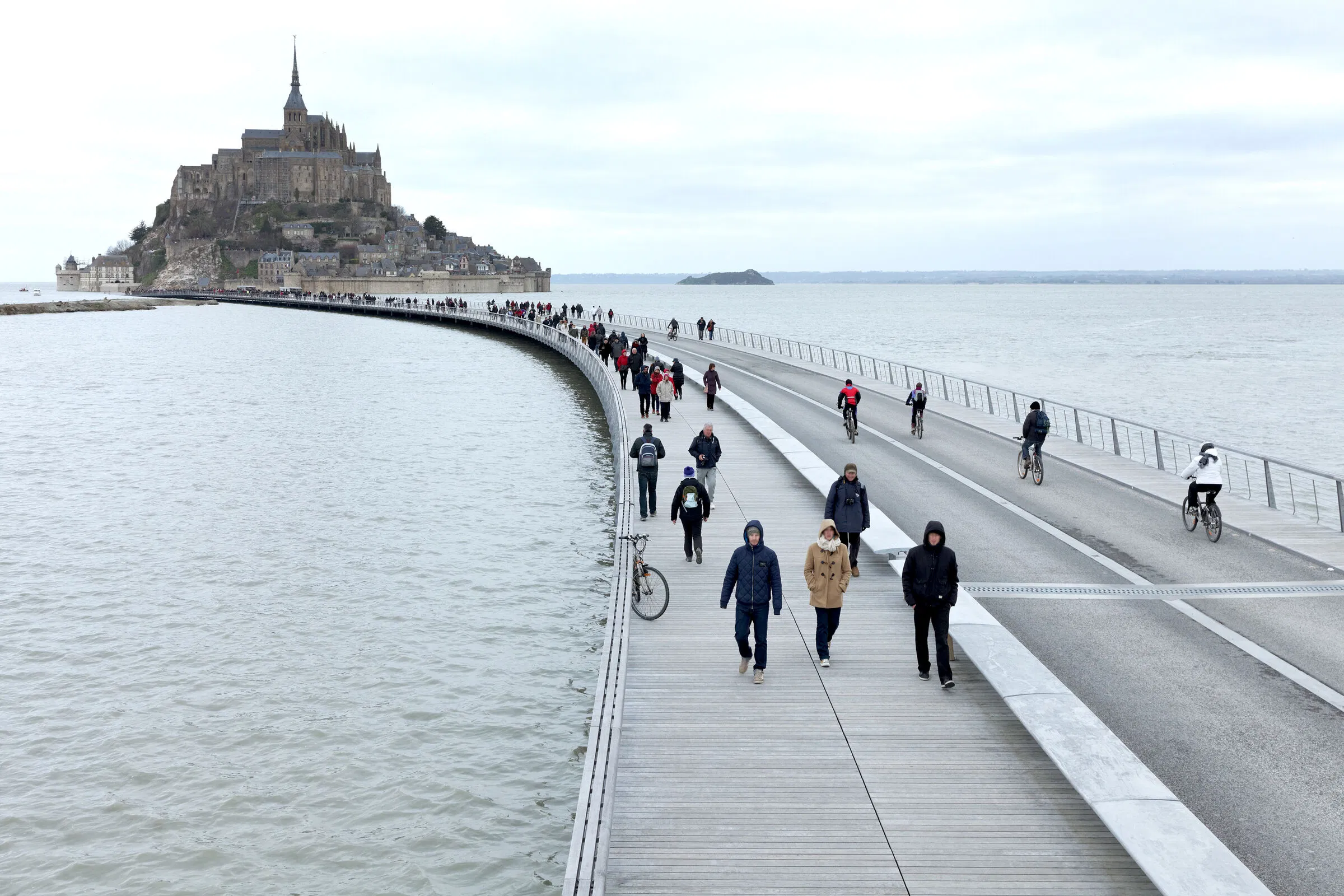 Cầu bộ hành nối đất liền và đảo Mont-Saint-Michel (Ảnh: Internet)
