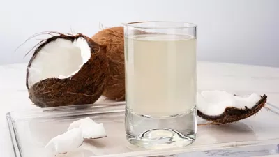 Uống nước dừa đúng cách