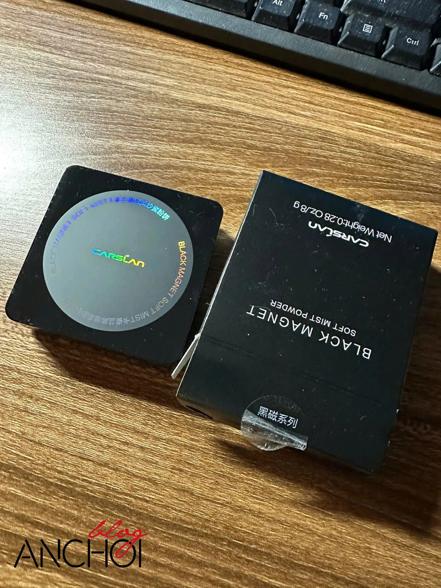 Phấn phủ nén không màu Carslan có thiết kế nhỏ gọng với màu đen, bạc chủ đạo (Nguồn: BlogAnChoi)