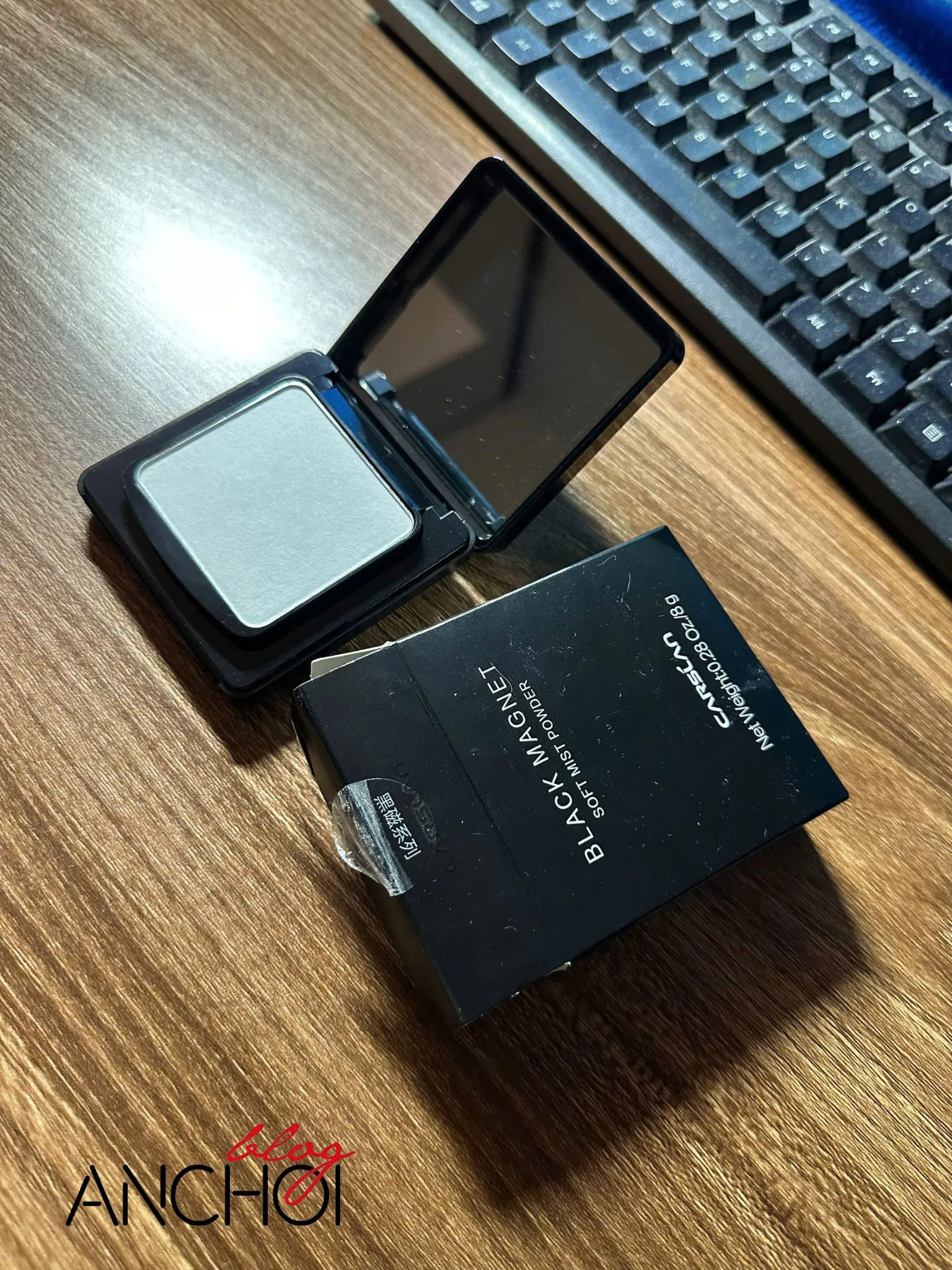 Chất phấn mịn, nhẹ mặt và không có màu (Nguồn: BlogAnChoi)