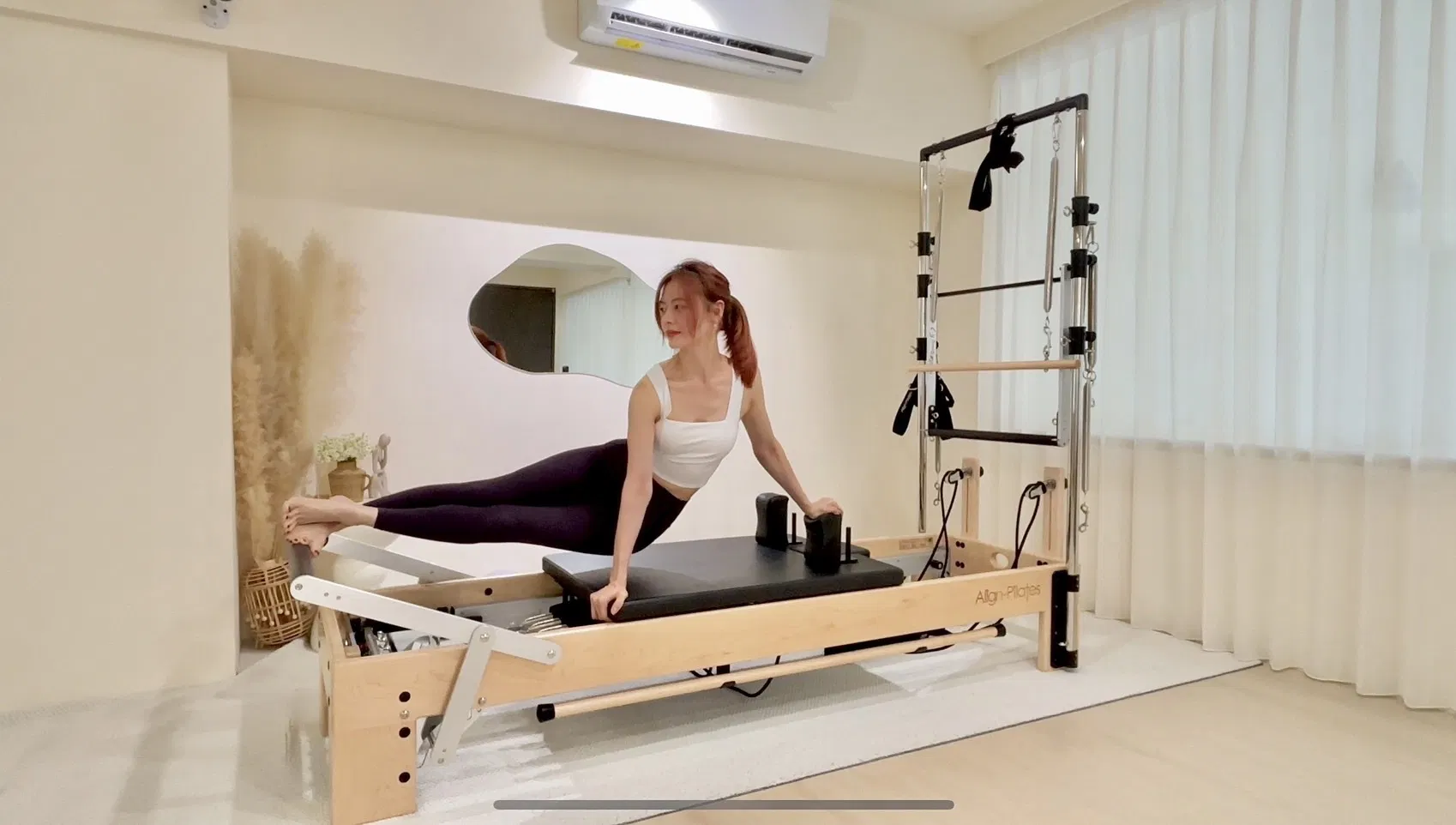 Pilates có thể giúp ciảm đau, giúp xương chắc khỏe hơn (Ảnh: Internet)