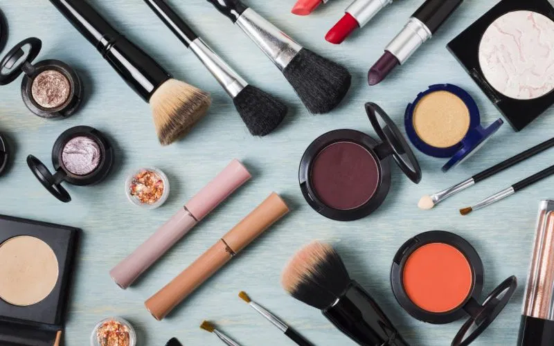 Dùng chung cọ trang điểm hoặc mỹ phẩm