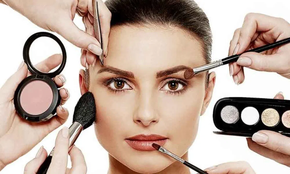 Trang điểm quá dày