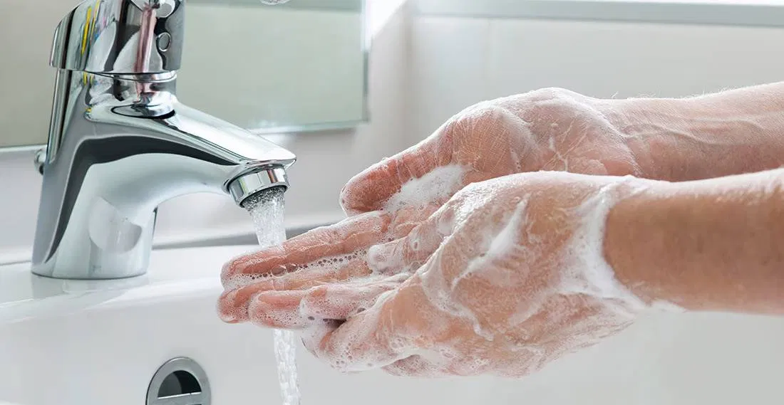 Dùng xà phòng hoặc chất tẩy rửa mạnh