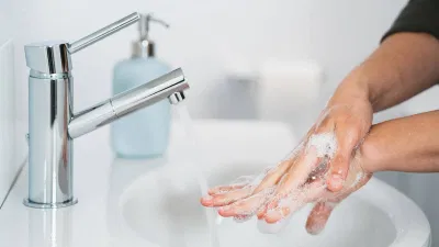 Rửa tay bằng nước quá nóng