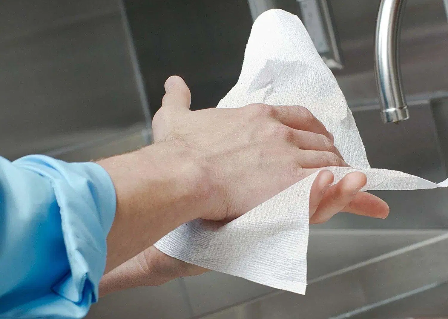 Chà xát tay quá mạnh