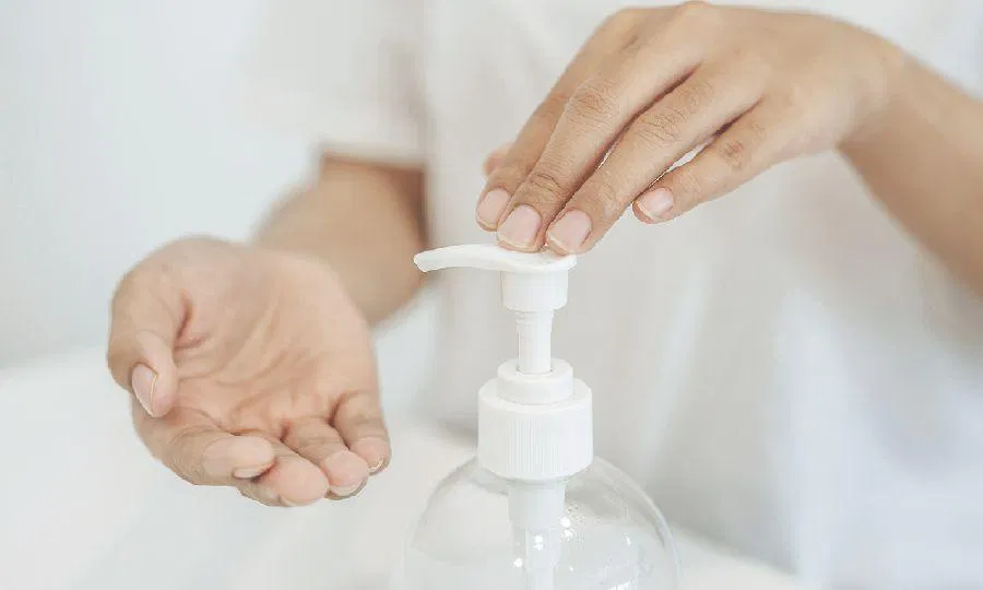 Lạm dụng nước rửa tay chứa cồn