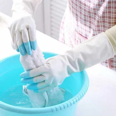 Không đeo găng tay khi tiếp xúc hóa chất
