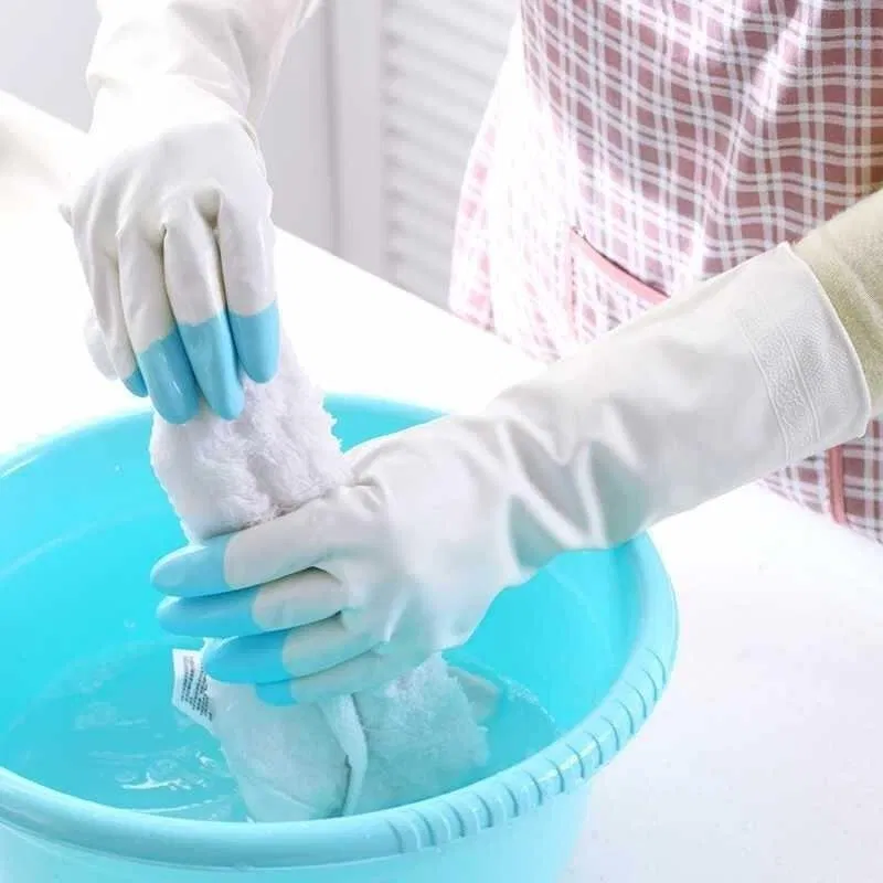 Không đeo găng tay khi tiếp xúc hóa chất