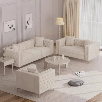 Bạn có thể sử dụng ghế sofa bọc nhung, rèm cửa hoặc gối trang trí bằng lụa