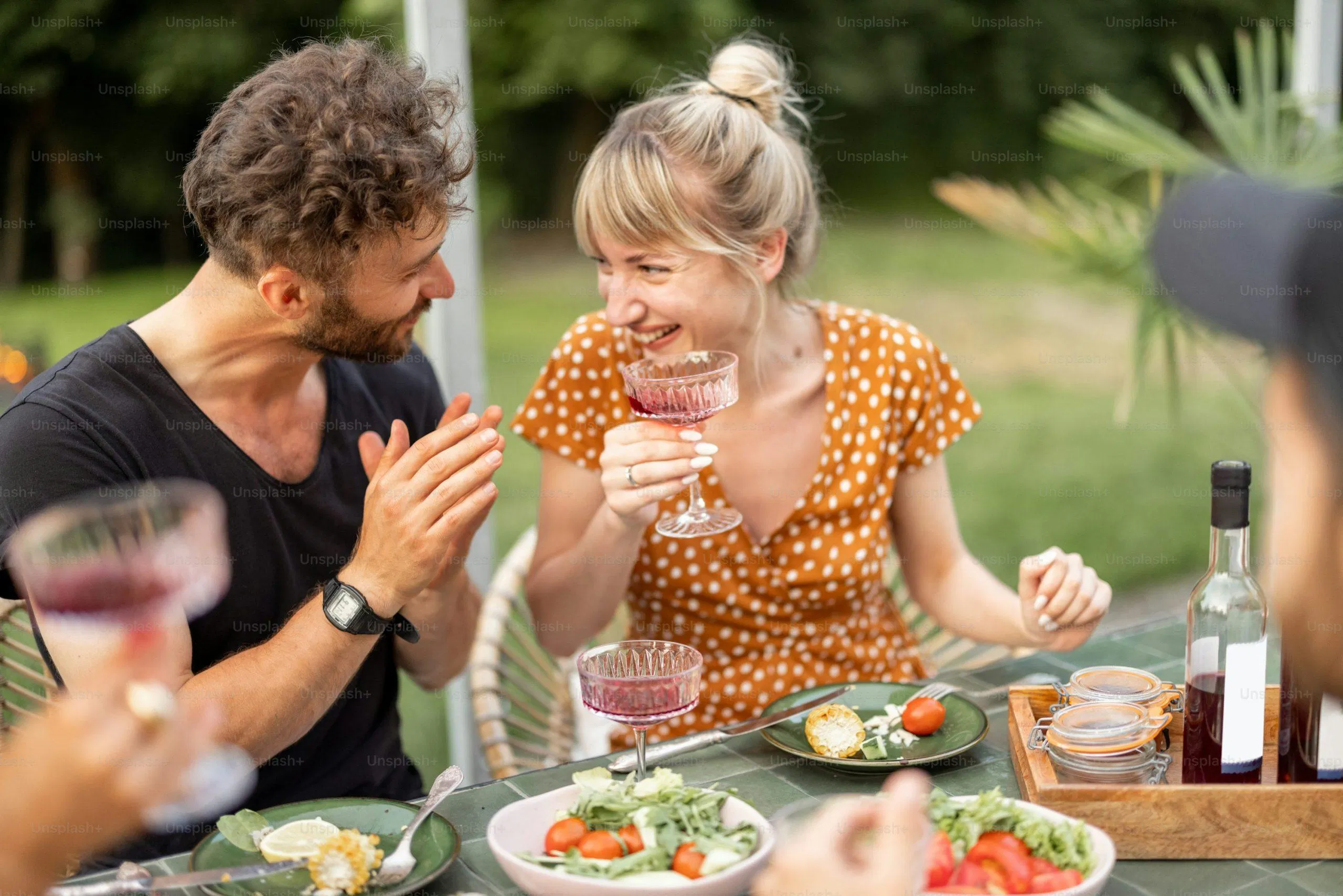 Vui vẻ trò chuyện cùng mọi người trong bữa ăn (Ảnh: Internet)