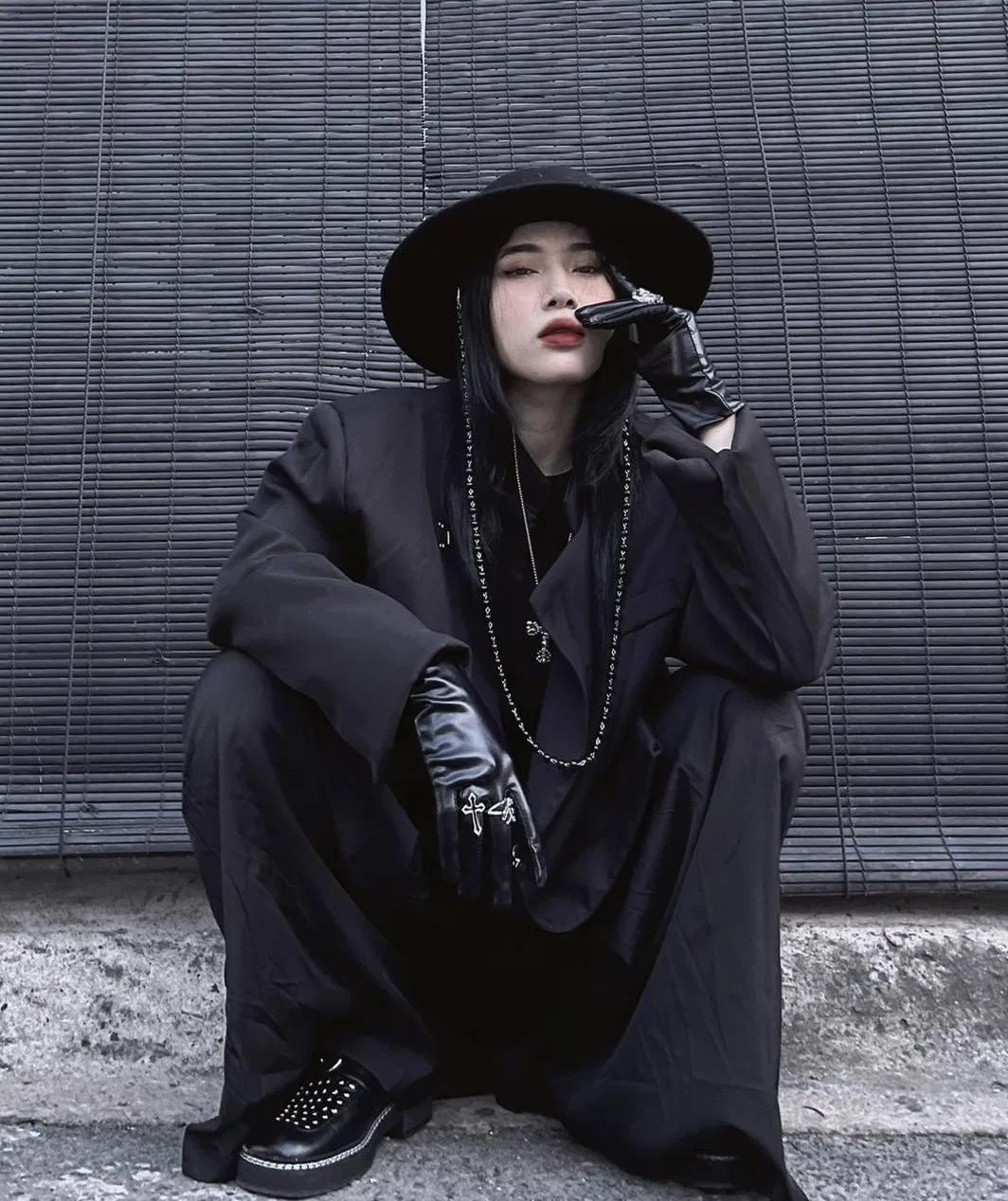 Style "đen tối" tạo dấu ấn riêng của LyHan