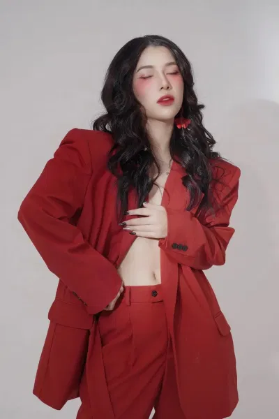 Style "đen tối" tạo dấu ấn riêng của LyHan (Ảnh: Internet)