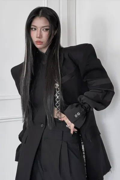 Style "đen tối" tạo dấu ấn riêng của LyHan (Ảnh: Internet)