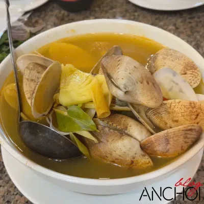 Trung tâm thành phố có rất nhiều quán ăn địa phương ngon và rẻ (Nguồn ảnh: BlogAnChoi)