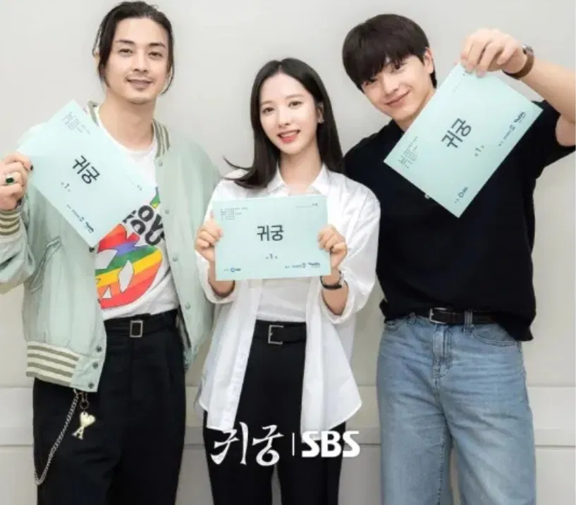 Yook Sung Jae nhận cơn mưa lời khen với việc thể hiện xuất sắc cùng lúc hai vai diễn (Ảnh: Internet)