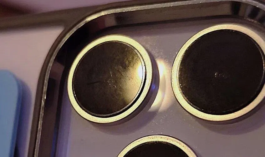 Cận cảnh ống kính camera của iPhone bị bẩn (Ảnh: Internet) Cận cảnh ống kính camera của iPhone bị bẩn (Ảnh: Internet)