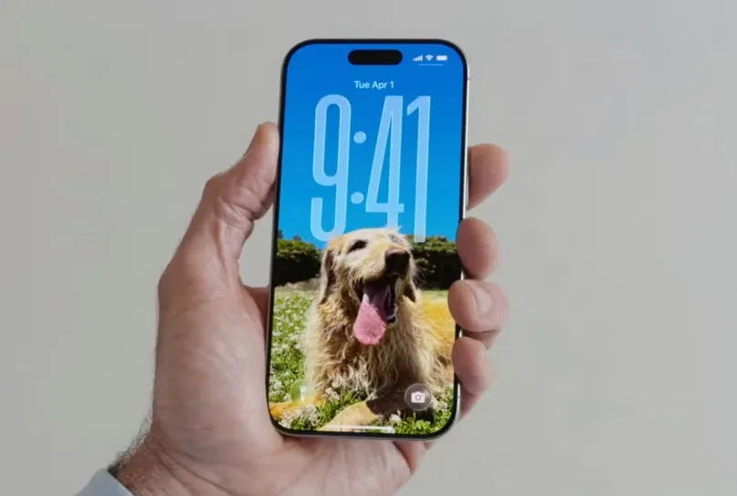 Màn hình khóa của iOS 16 có đồng hồ lớn (Ảnh: Internet) Màn hình khóa của iOS 16 có đồng hồ lớn (Ảnh: Internet)