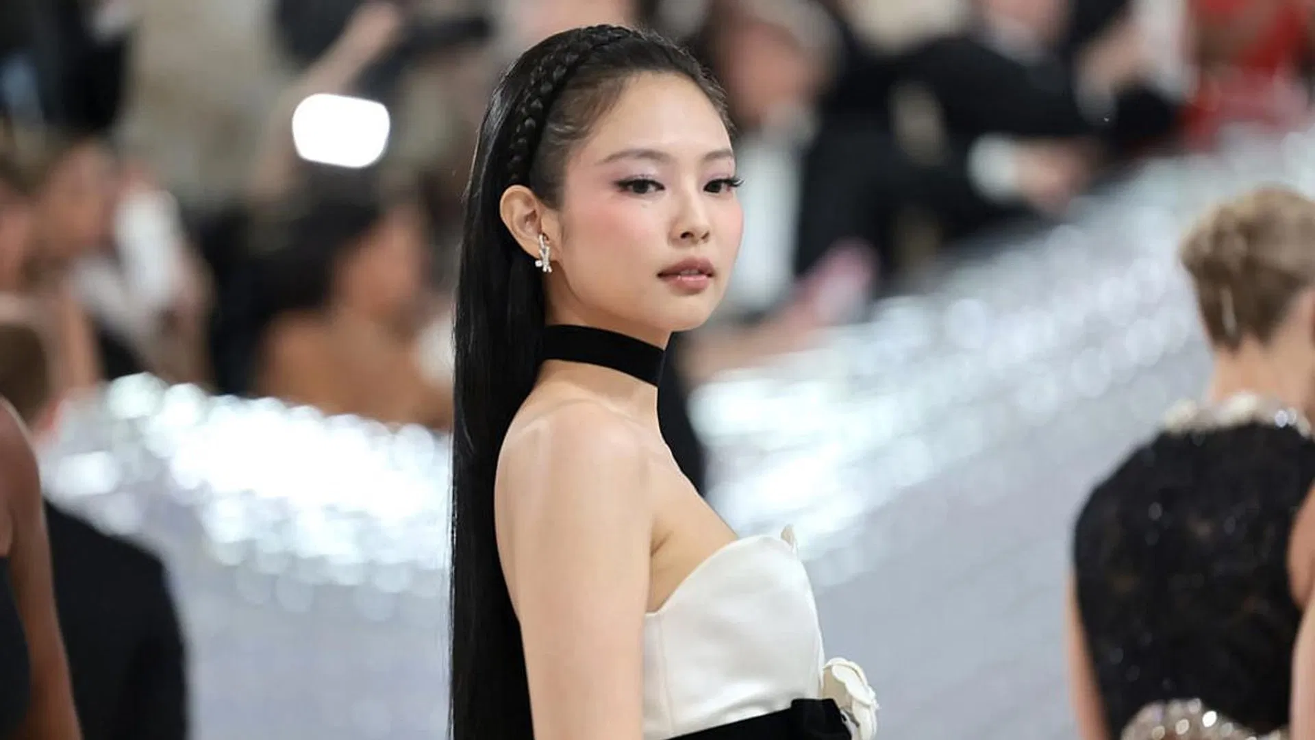 Jennie đã quyên góp 100 triệu won (khoảng 73.000 USD) vào quỹ phát triển của trường Y trực thuộc Đại học Quốc gia Seoul (Ảnh: Internet) Jennie đã quyên góp 100 triệu won (khoảng 73.000 USD) vào quỹ phát triển của trường Y trực thuộc Đại học Quốc gia Seoul (Ảnh: Internet)