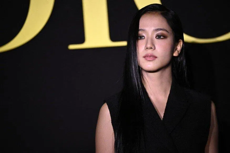 Đạo diễn Kim Byung Woo phát biểu trong họp báo, bày tỏ niềm tin rằng khán giả sẽ hiểu quyết định sáng tạo khi phim chính thức ra rạp (Ảnh: Internet)
