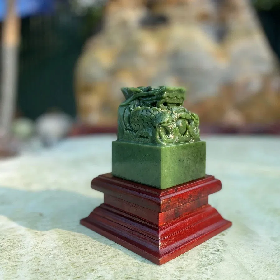 con dấu bằng ngọc bích tự nhiên có khắc tên của mình