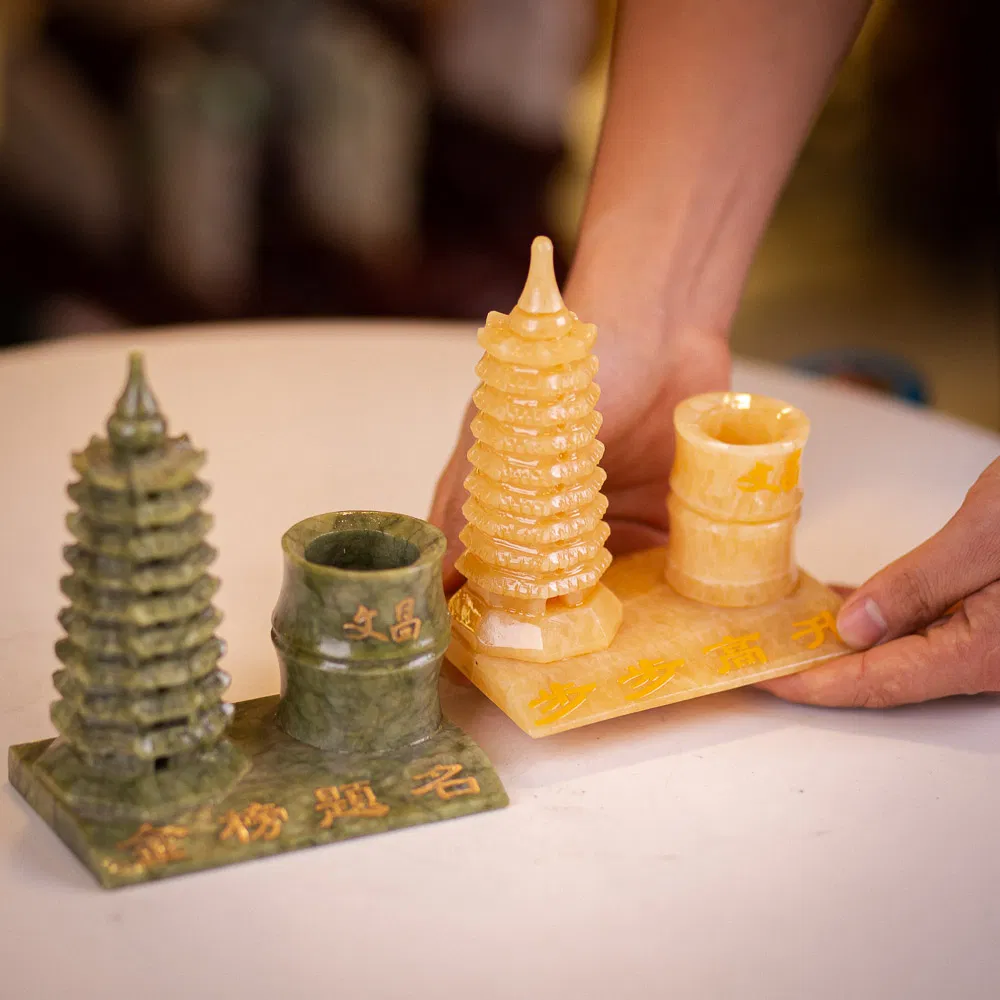 đặt một cây bút Văn Xương hoặc tháp Văn Xương ở phía bên trái bàn làm việc