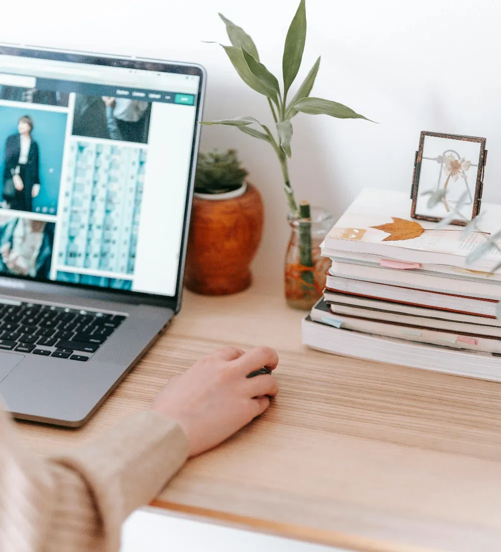 Chọn hoa theo phong thủy phòng làm việc (Ảnh: Internet)