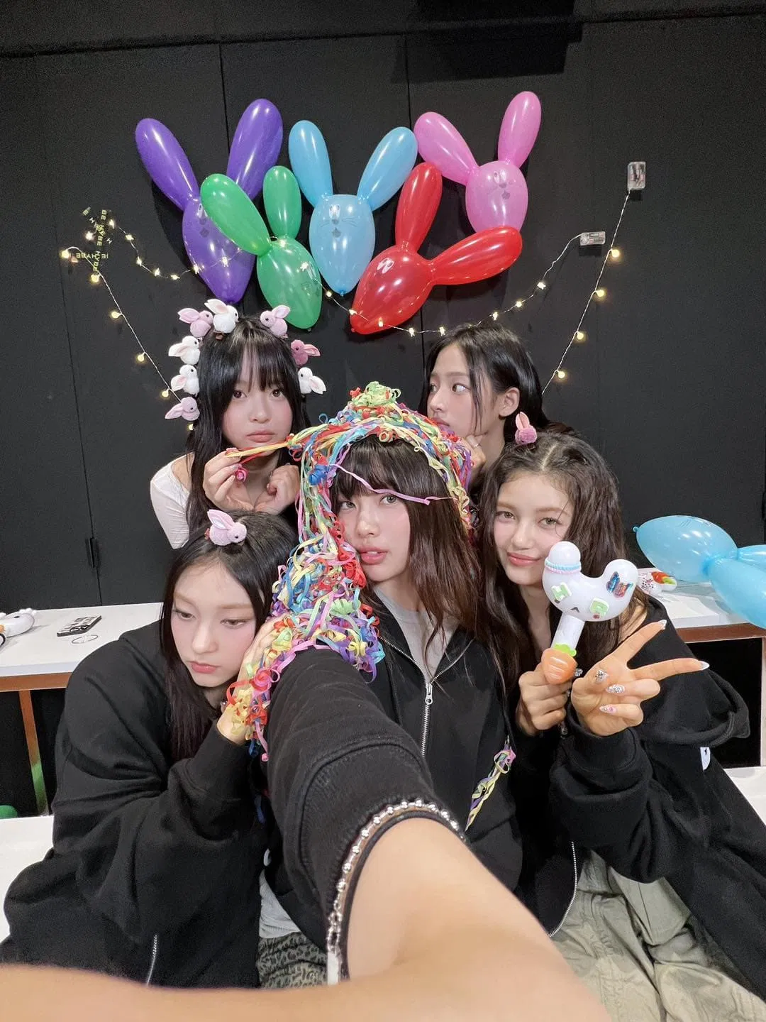 Mâu thuẫn giữa New Jeans và công ty chủ quản Ador bắt đầu từ cuối năm 2023 (Nguồn ảnh: Internet)