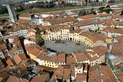 Piazza dell’Anfiteatro, Lucca (Ảnh: Internet)